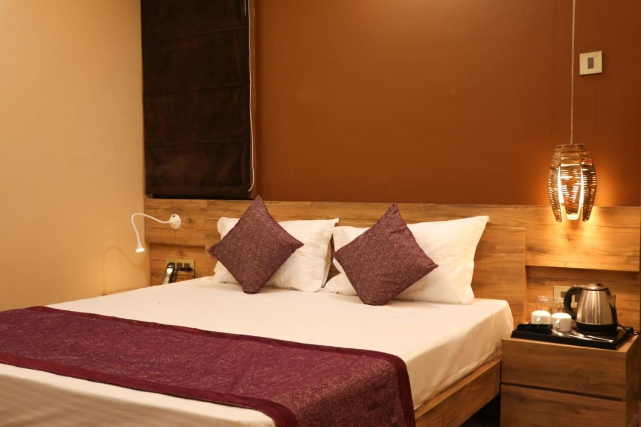 Hotel Mansa Канпур Экстерьер фото